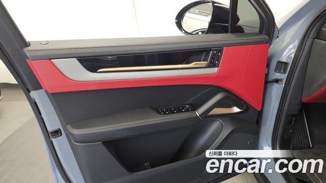 Porsche Cayenne 2023 — Photo 28/32