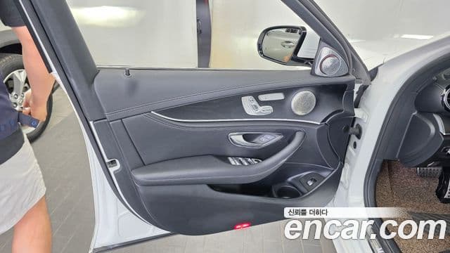 Mercedes-Benz E-Class 2020 — Photo 3/33