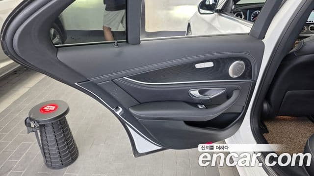 Mercedes-Benz E-Class 2020 — Photo 27/33