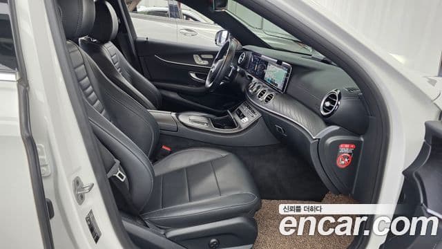 Mercedes-Benz E-Class 2020 — Photo 21/33