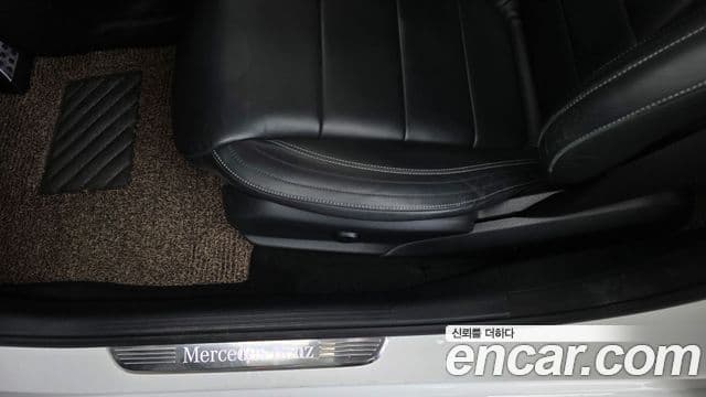 Mercedes-Benz E-Class 2020 — Photo 12/33