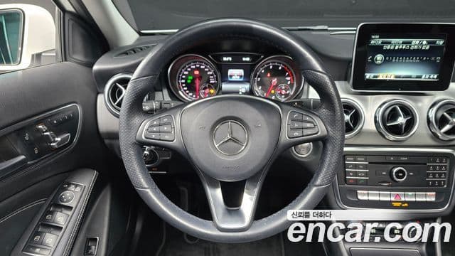 Mercedes-Benz GLA-Class 2019 — ფოტო 13/20