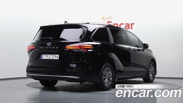 Toyota Sienna 2023 — ფოტო 2/20