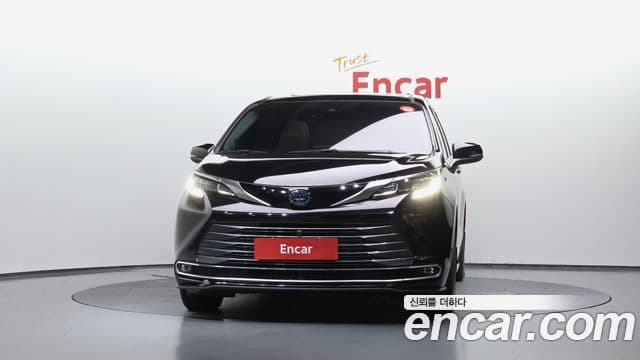 Toyota Sienna 2023 — ფოტო 11/20