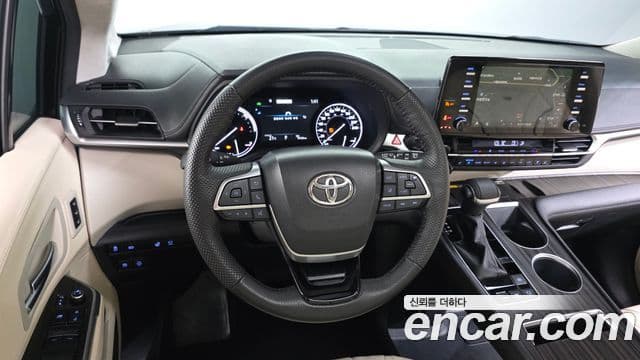 Toyota Sienna 2023 — ფოტო 3/20