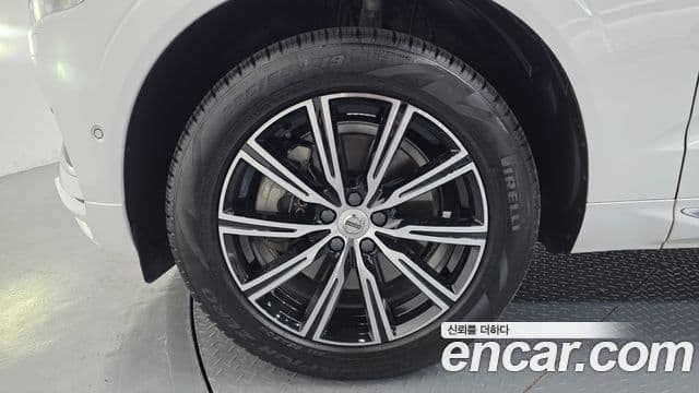 Volvo XC60 2019 — ფოტო 5/20