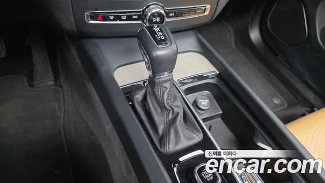 Volvo XC60 2019 — ფოტო 9/20