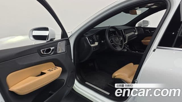 Volvo XC60 2019 — ფოტო 10/20