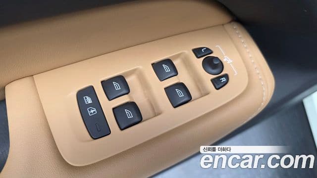 Volvo XC60 2019 — ფოტო 14/20