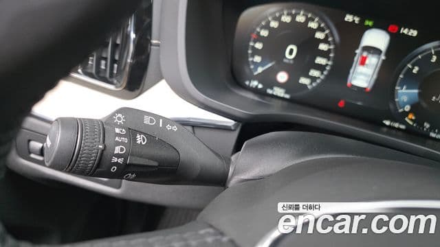 Volvo XC60 2019 — ფოტო 15/20