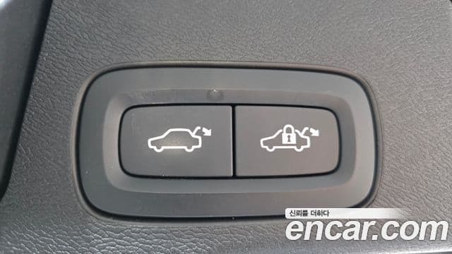 Volvo XC60 2019 — ფოტო 18/20