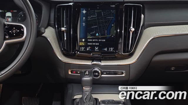 Volvo XC60 2019 — ფოტო 19/20