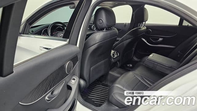 Mercedes-Benz C-Class 2019 — ფოტო 18/20