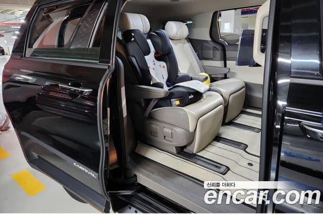 Kia Carnival 2024 — ფოტო 17/18