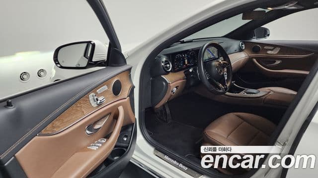 Mercedes-Benz E-Class 2023 — Фото 10/20