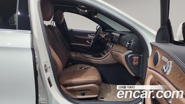Mercedes-Benz E-Class 2023 — Фото 11/20
