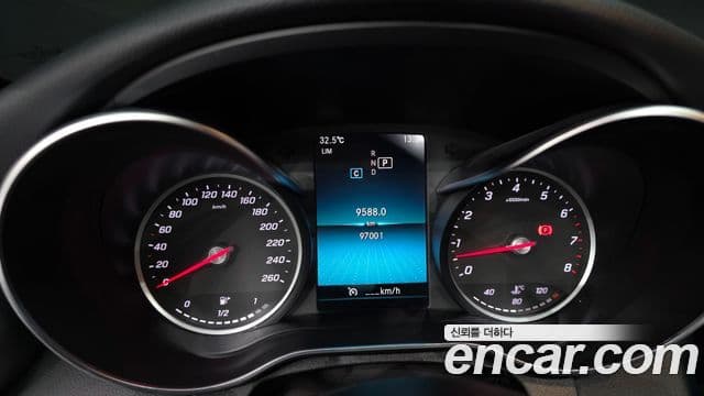 Mercedes-Benz C-Class 2019 — ფოტო 8/20