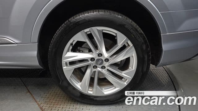 Audi Q7 2021 — Photo 28/35