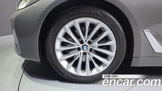 BMW 5 Series 2020 — ფოტო 5/20