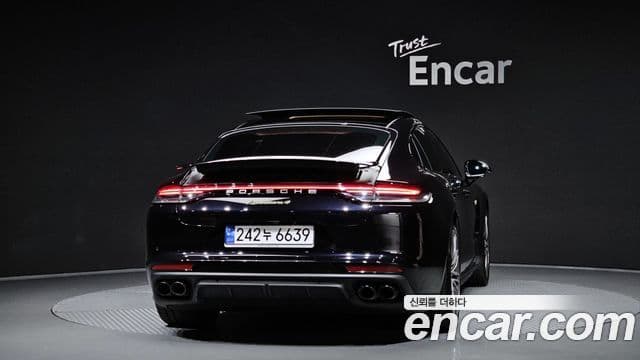 Porsche Panamera 2023 — ფოტო 4/20