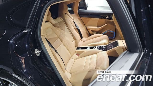 Porsche Panamera 2023 — ფოტო 11/20