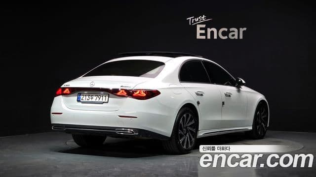 Mercedes-Benz E-Class 2024 — ფოტო 16/20