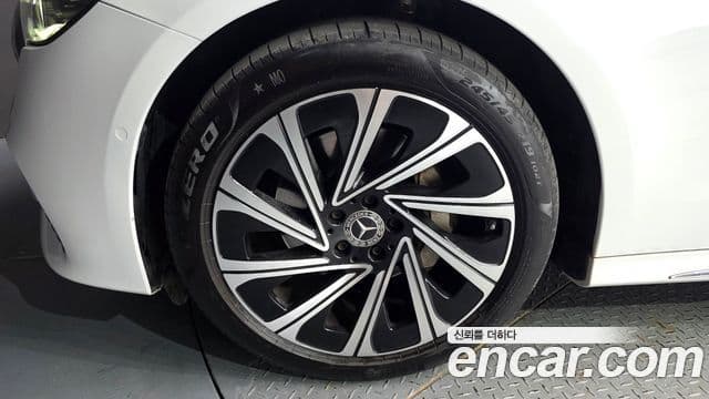 Mercedes-Benz E-Class 2024 — ფოტო 17/20
