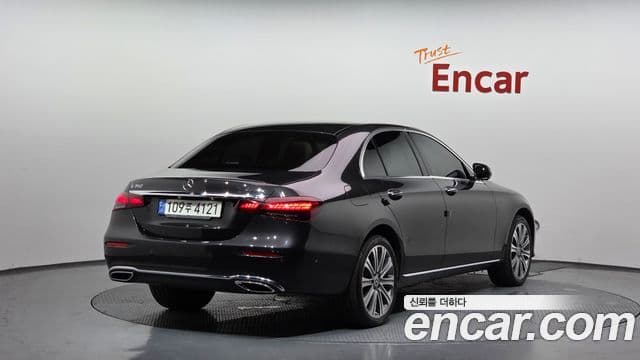 Mercedes-Benz E-Class 2022 — Photo 24/35