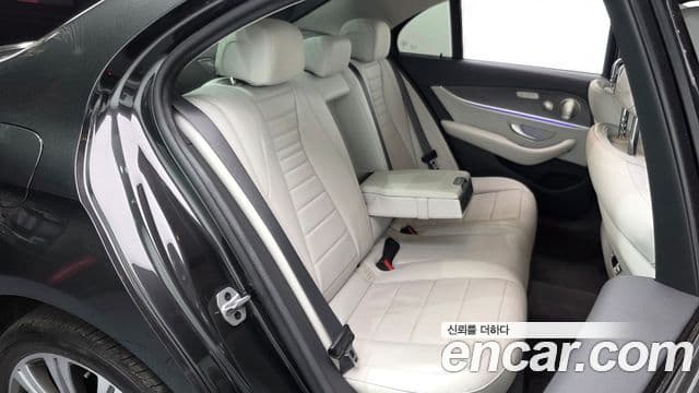 Mercedes-Benz E-Class 2022 — Photo 12/35