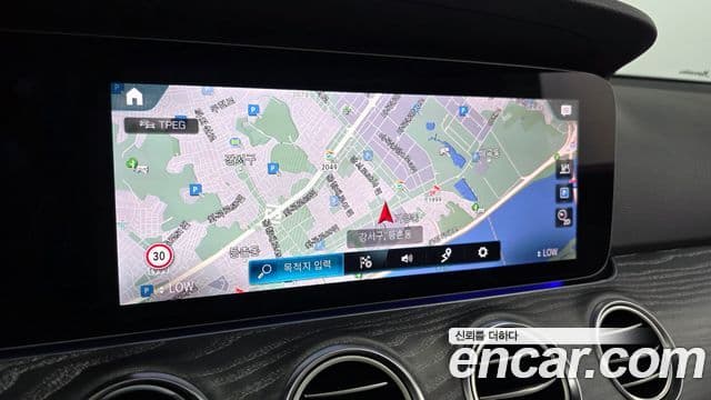Mercedes-Benz E-Class 2022 — Photo 10/35