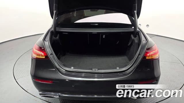 Mercedes-Benz E-Class 2022 — Photo 27/35