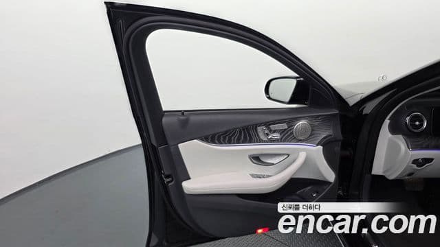 Mercedes-Benz E-Class 2022 — Photo 17/35