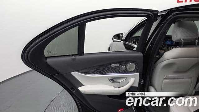 Mercedes-Benz E-Class 2022 — Photo 8/35