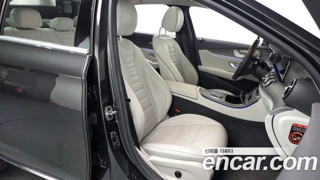 Mercedes-Benz E-Class 2022 — Photo 13/35