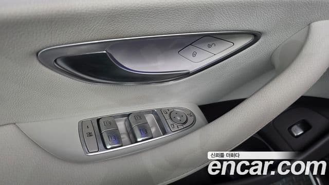 Mercedes-Benz E-Class 2022 — Photo 15/35
