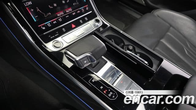 Audi A8 2021 — ფოტო 17/20
