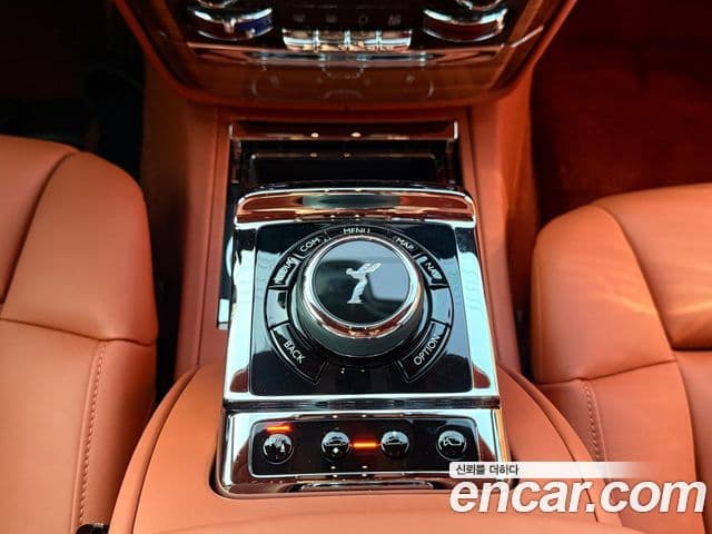 Rolls-Royce Phantom 2023 — Фото 11/20