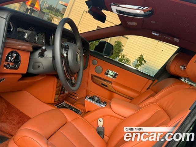 Rolls-Royce Phantom 2023 — Фото 13/20