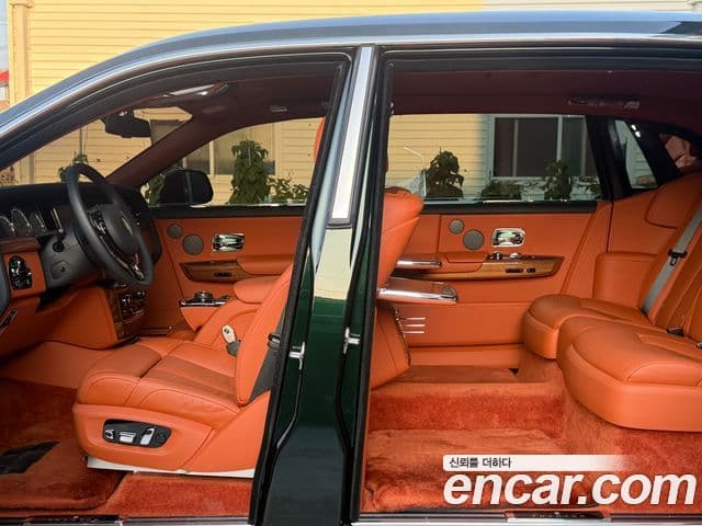 Rolls-Royce Phantom 2023 — Фото 15/20