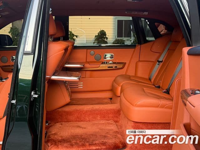 Rolls-Royce Phantom 2023 — Фото 16/20