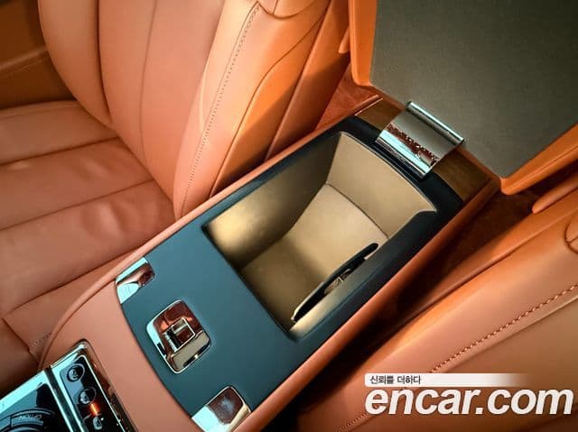 Rolls-Royce Phantom 2023 — Фото 18/20