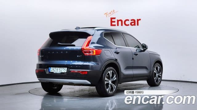 Volvo XC40 2021 — ფოტო 2/20