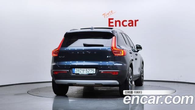 Volvo XC40 2021 — ფოტო 4/20