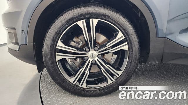Volvo XC40 2021 — ფოტო 5/20