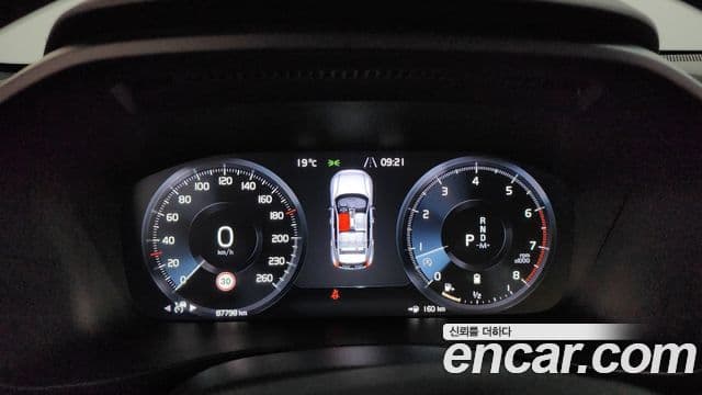 Volvo XC40 2021 — ფოტო 7/20