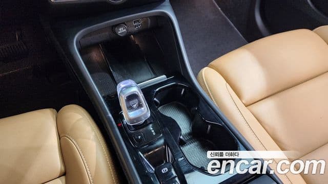 Volvo XC40 2021 — ფოტო 8/20