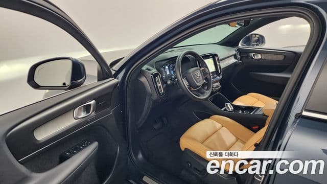 Volvo XC40 2021 — ფოტო 9/20