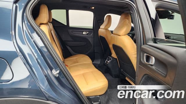 Volvo XC40 2021 — ფოტო 11/20