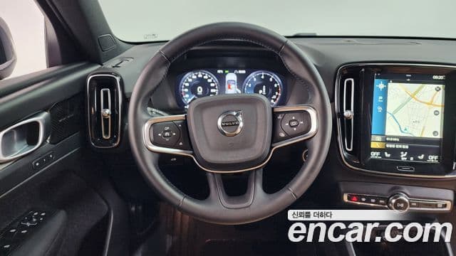 Volvo XC40 2021 — ფოტო 13/20