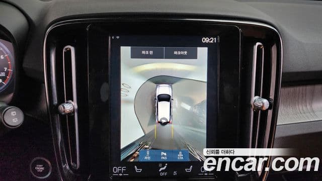 Volvo XC40 2021 — ფოტო 14/20